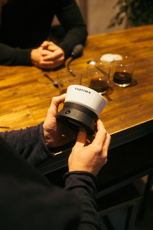 cuptimo ist ein kompaktes Kaffeezubereitungsgerät, sehr einfach zu reinigen und benötigt keinen Strom zur Zubereitung von hervorragendem Kaffee