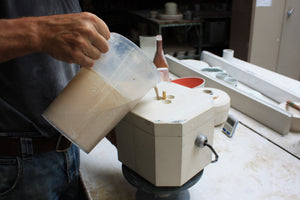 Bild aus der Fertigung von Hand des cuptimo Brühgefäßes aus Porzellan in Deutschland.